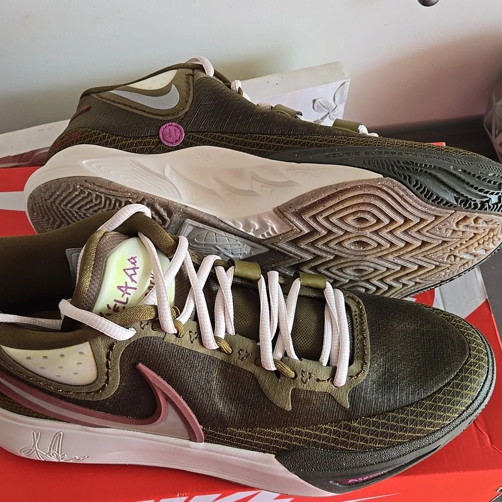 Nike Kyrie Irving 8/N7 Sz 10.5 Olive Flak/Orewood Brn Sneakers